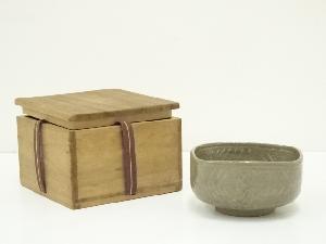 尾戸焼　彫三島四方茶碗（保護箱）